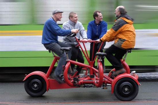 دوچرخه ای که میتواند 7 نفر را حمل کند + عکس دوچرخه ای که میتواند 7 نفر را حمل کند + عکس