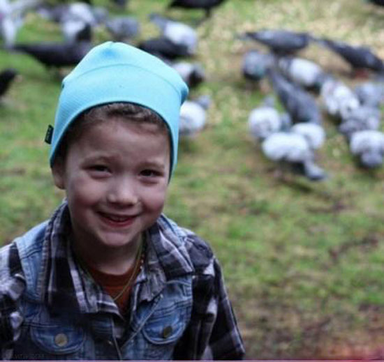 پرنده ها برای این دختر غذا هدیه می آورند + عکس