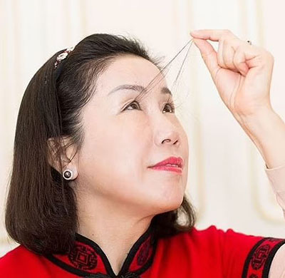 زنی با بلندترین مژه جهان به طول ۱۲،۵ سانتی متر + عکس زنی با بلندترین مژه جهان به طول ۱۲،۵ سانتی متر + عکس