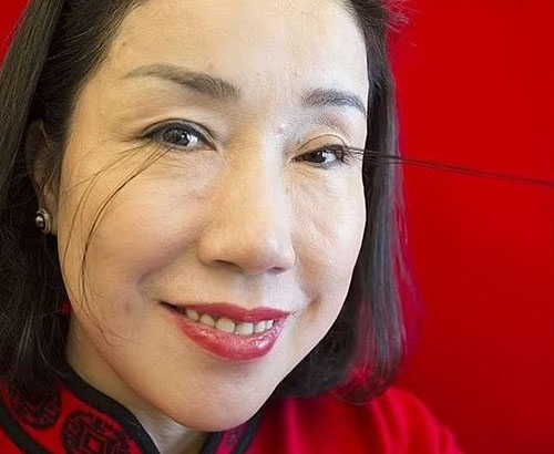 زنی با بلندترین مژه جهان به طول ۱۲،۵ سانتی متر + عکس زنی با بلندترین مژه جهان به طول ۱۲،۵ سانتی متر + عکس