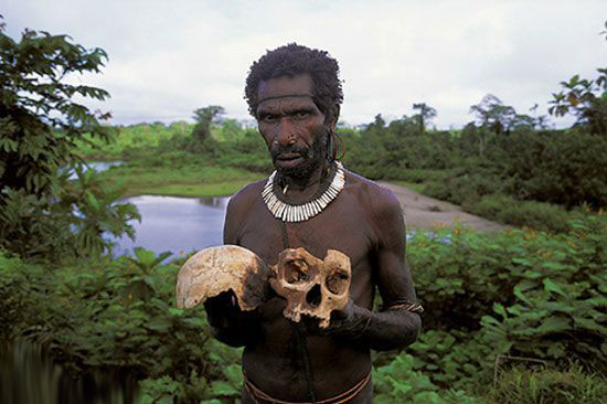 در این قبیله از جمجمه انسان لیوان ساخته میشود + عکس در این قبیله از جمجمه انسان لیوان ساخته میشود + عکس