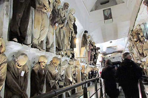 تاریخ و زمان وبگردی؛ قبرهای عجیب و غریب در جهان و داستان های اسرار آمیز هرکدام + عکس تاریخ و زمان وبگردی؛ قبرهای عجیب و غریب در جهان و داستان های اسرار آمیز هرکدام + عکس