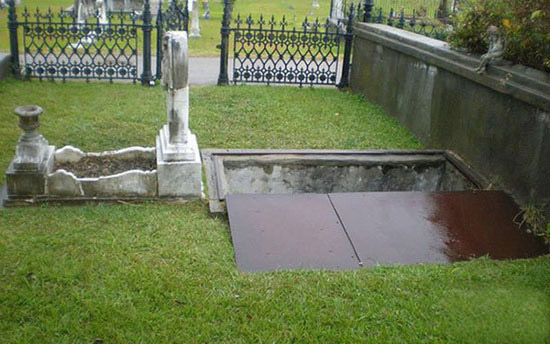 قبرهای عجیب و غریب در جهان و داستان های اسرار آمیز هرکدام + عکس قبرهای عجیب و غریب در جهان و داستان های اسرار آمیز هرکدام + عکس