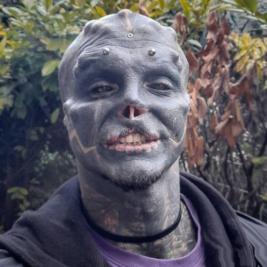 مردی که با بریدن گوش، دهان و بینی خودش را شبیه موجودات فضایی کرد + عکس 18+ مردی که با بریدن گوش، دهان و بینی خودش را شبیه موجودات فضایی کرد + عکس 18+