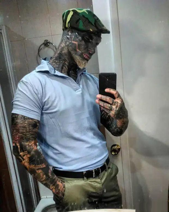 مردی که با بریدن گوش، دهان و بینی خودش را شبیه موجودات فضایی کرد + عکس 18+ مردی که با بریدن گوش، دهان و بینی خودش را شبیه موجودات فضایی کرد + عکس 18+