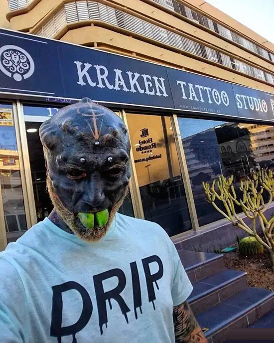 مردی که با بریدن گوش، دهان و بینی خودش را شبیه موجودات فضایی کرد + عکس 18+ مردی که با بریدن گوش، دهان و بینی خودش را شبیه موجودات فضایی کرد + عکس 18+