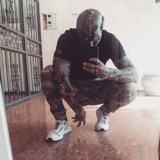 مردی که با بریدن گوش، دهان و بینی خودش را شبیه موجودات فضایی کرد + عکس 18+ مردی که با بریدن گوش، دهان و بینی خودش را شبیه موجودات فضایی کرد + عکس 18+