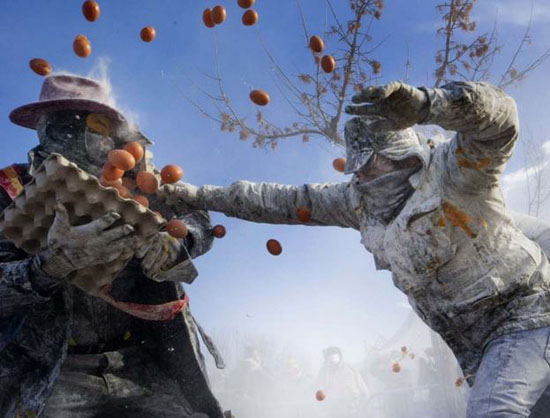 زمان و ساعت وبگردی؛ جشنواره جالب و دیدنی جنگ خونین با تخم مرغ در اسپانیا + عکس زمان و ساعت وبگردی؛ جشنواره جالب و دیدنی جنگ خونین با تخم مرغ در اسپانیا + عکس