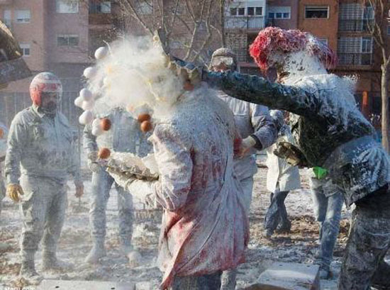 جشنواره جالب و دیدنی جنگ خونین با تخم مرغ در اسپانیا + عکس جشنواره جالب و دیدنی جنگ خونین با تخم مرغ در اسپانیا + عکس