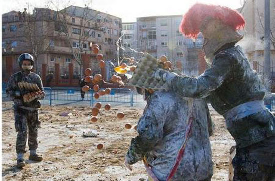 جشنواره جالب و دیدنی جنگ خونین با تخم مرغ در اسپانیا + عکس جشنواره جالب و دیدنی جنگ خونین با تخم مرغ در اسپانیا + عکس