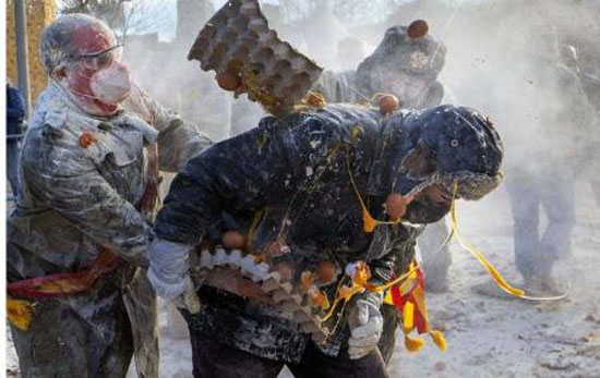 جشنواره جالب و دیدنی جنگ خونین با تخم مرغ در اسپانیا + عکس جشنواره جالب و دیدنی جنگ خونین با تخم مرغ در اسپانیا + عکس