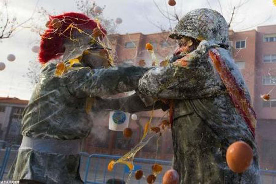 جشنواره جالب و دیدنی جنگ خونین با تخم مرغ در اسپانیا + عکس جشنواره جالب و دیدنی جنگ خونین با تخم مرغ در اسپانیا + عکس