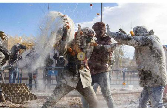 جشنواره جالب و دیدنی جنگ خونین با تخم مرغ در اسپانیا + عکس جشنواره جالب و دیدنی جنگ خونین با تخم مرغ در اسپانیا + عکس