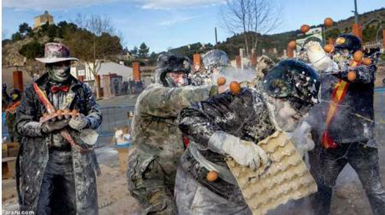 جشنواره جالب و دیدنی جنگ خونین با تخم مرغ در اسپانیا + عکس جشنواره جالب و دیدنی جنگ خونین با تخم مرغ در اسپانیا + عکس