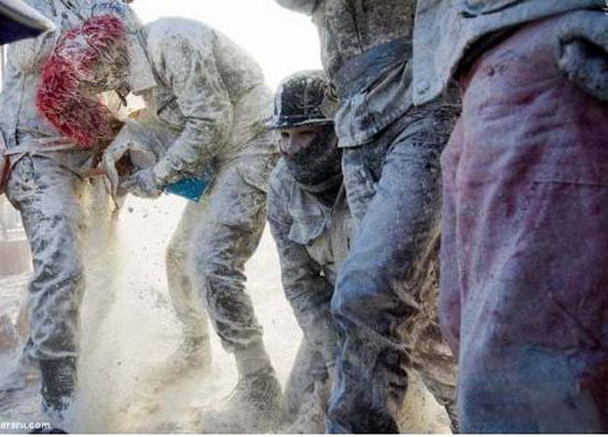 جشنواره جالب و دیدنی جنگ خونین با تخم مرغ در اسپانیا + عکس جشنواره جالب و دیدنی جنگ خونین با تخم مرغ در اسپانیا + عکس