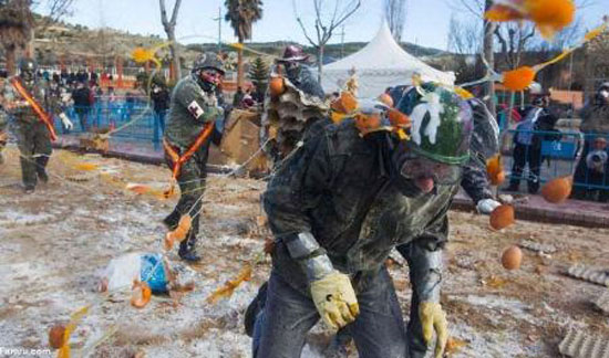 جشنواره جالب و دیدنی جنگ خونین با تخم مرغ در اسپانیا + عکس جشنواره جالب و دیدنی جنگ خونین با تخم مرغ در اسپانیا + عکس