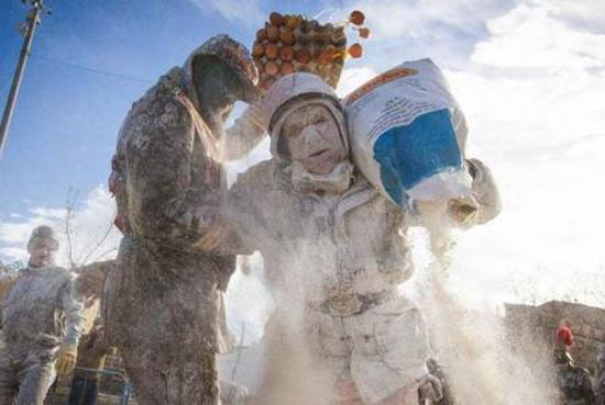 جشنواره جالب و دیدنی جنگ خونین با تخم مرغ در اسپانیا + عکس جشنواره جالب و دیدنی جنگ خونین با تخم مرغ در اسپانیا + عکس