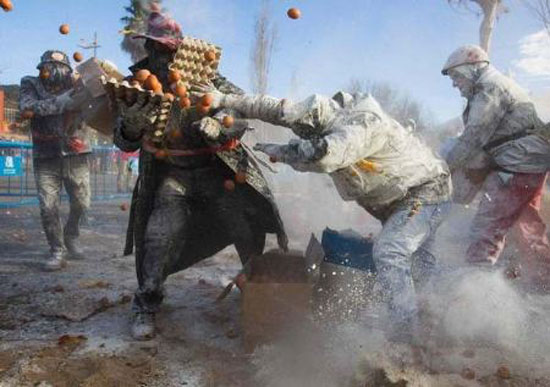 جشنواره جالب و دیدنی جنگ خونین با تخم مرغ در اسپانیا + عکس جشنواره جالب و دیدنی جنگ خونین با تخم مرغ در اسپانیا + عکس
