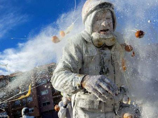 جشنواره جالب و دیدنی جنگ خونین با تخم مرغ در اسپانیا + عکس جشنواره جالب و دیدنی جنگ خونین با تخم مرغ در اسپانیا + عکس