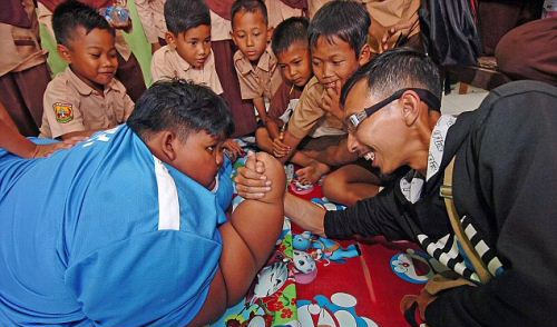 چاقی این پسر جوان و خطر ترکیدنش (عکس) چاقی این پسر جوان و خطر ترکیدنش (عکس)