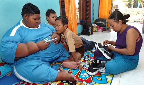 چاقی این پسر جوان و خطر ترکیدنش (عکس) چاقی این پسر جوان و خطر ترکیدنش (عکس)