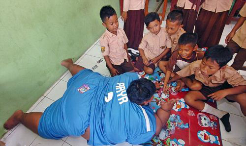 چاقی این پسر جوان و خطر ترکیدنش (عکس) چاقی این پسر جوان و خطر ترکیدنش (عکس)