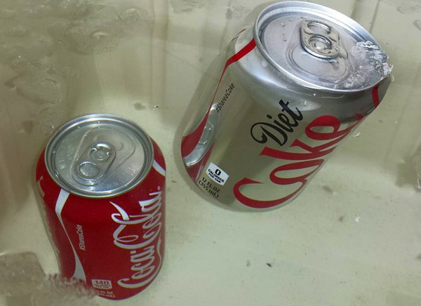 167654204596553-irannaz-com قوطی نوشابه رژیمی در آب شناور می شود