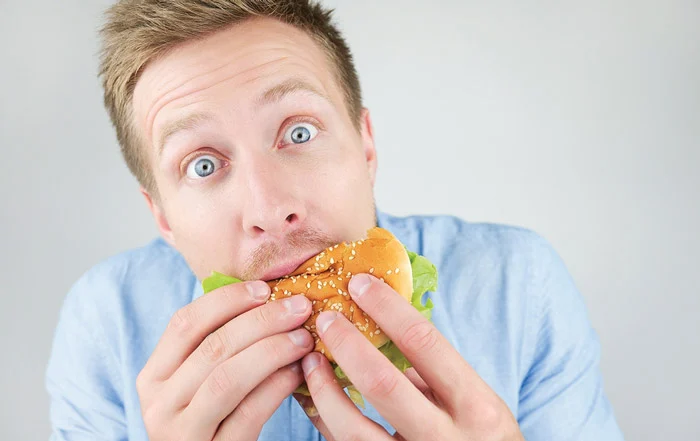 اگر خیلی سریع غذا می خورید یا حین خوردن صحبت می کنید