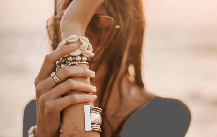 استفاده از تعداد زیادی النگو و دستبند ، ترندهای اکسسوری امسال برای استایل های روزمره