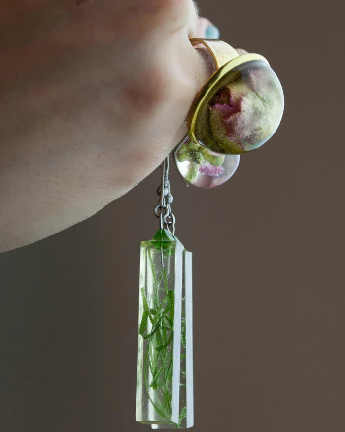 اکسسوری های رزینی ، ترندهای اکسسوری امسال برای استایل های روزمره