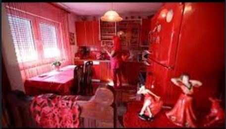 علاقه این خانم به رنگ قرمز و شهرت جهانی اش (عکس) علاقه این خانم به رنگ قرمز و شهرت جهانی اش (عکس)