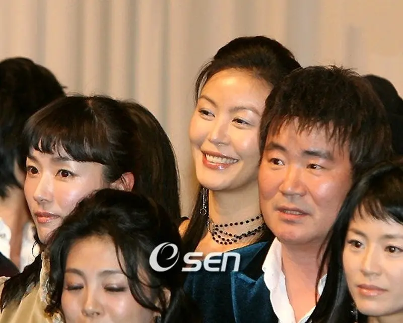 🔥تاریخ وبگردی | تصویر چهره بانو یومیول در چشن پایان سریال جومونگ در کنار یوها و موپالمو 🔥تاریخ وبگردی | تصویر چهره بانو یومیول در چشن پایان سریال جومونگ در کنار یوها و موپالمو