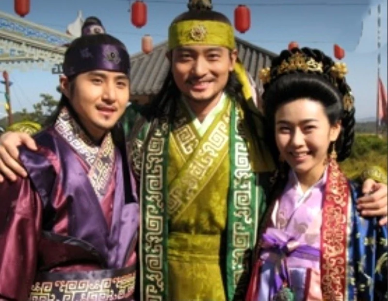 🔥تاریخ وبگردی | عکس یادگاری یونگپو با سولان و زیائوچن در پشتصحنه سریال جومونگ 🔥تاریخ وبگردی | عکس یادگاری یونگپو با سولان و زیائوچن در پشتصحنه سریال جومونگ