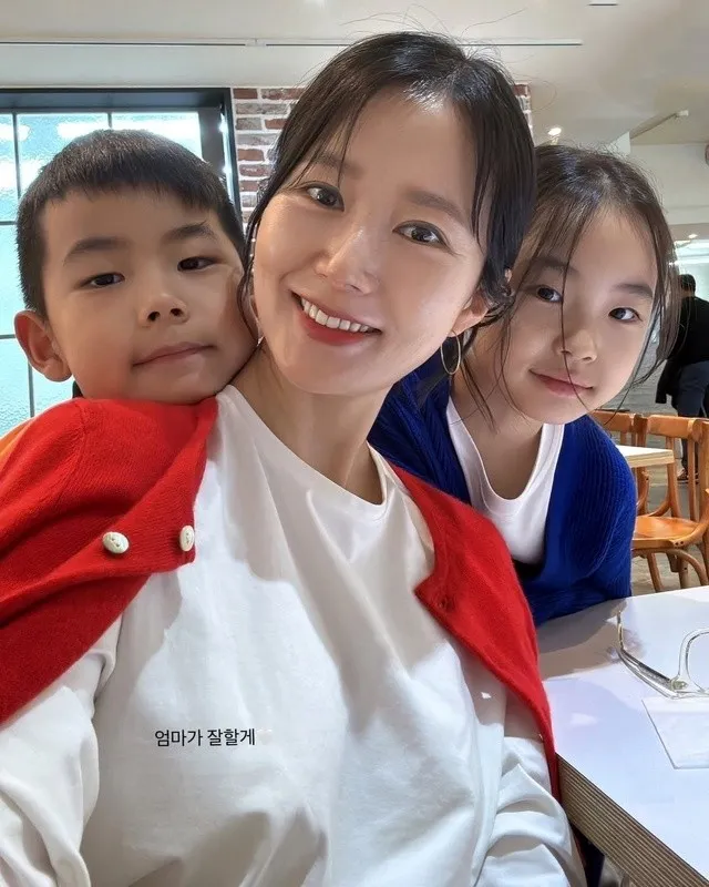 قاب روز | عکس سریو، خواهر موهیول امپراتور بادها در 44 سالگی در کنار دختر و پسرش قاب روز | عکس سریو، خواهر موهیول امپراتور بادها در 44 سالگی در کنار دختر و پسرش