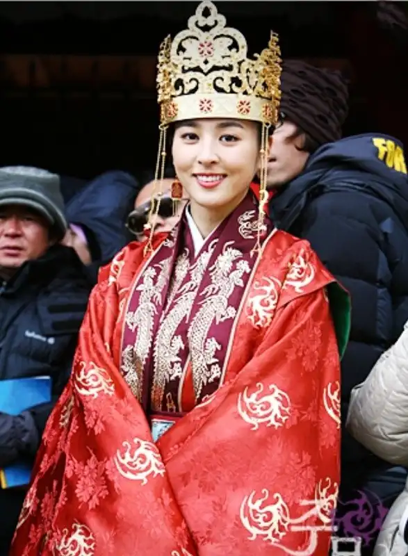 قاب روز | چهره خندان سوسانو در پشتصحنه عروسی با جومونگ قاب روز | چهره خندان سوسانو در پشتصحنه عروسی با جومونگ