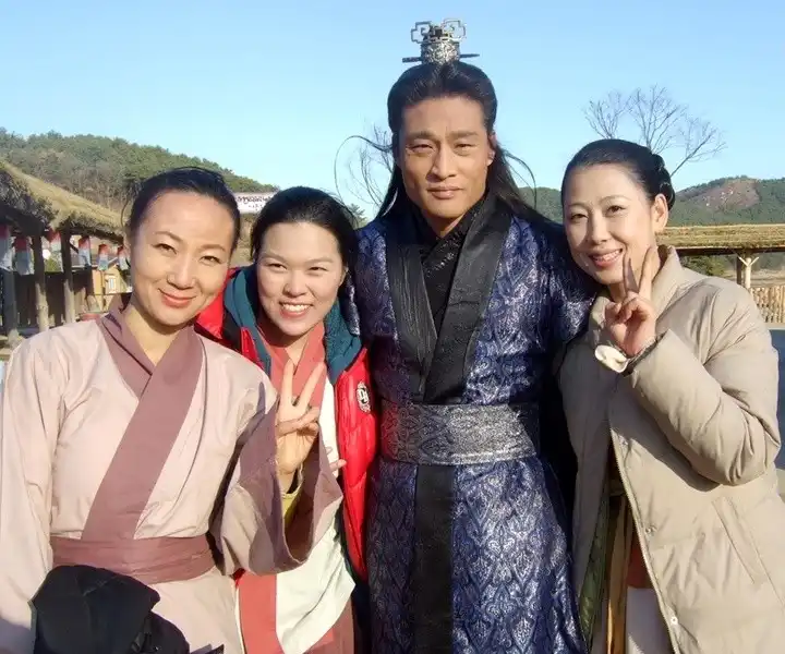 عکس آنلاین | عکس یادگاری «ساگا، مشاور تسو» با بانوان قصر در پشتصحنه امپراتور بادها سال ۱۴۰۴ عکس آنلاین | عکس یادگاری «ساگا، مشاور تسو» با بانوان قصر در پشتصحنه امپراتور بادها سال ۱۴۰۴