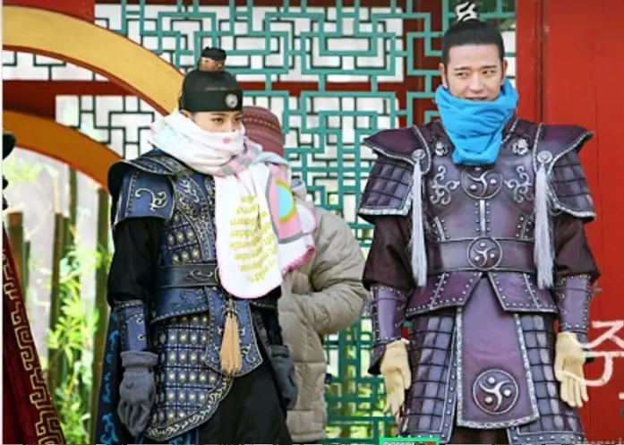 عکس آنلاین | سوسانو و مدیر سایونگ با شالگردن و دستکش در پشتصحنه سال ۱۴۰۴ عکس آنلاین | سوسانو و مدیر سایونگ با شالگردن و دستکش در پشتصحنه سال ۱۴۰۴