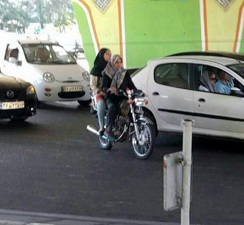 موتور سواری جنجالی این خانم محجبه در تهران (عکس) موتور سواری جنجالی این خانم محجبه در تهران (عکس)