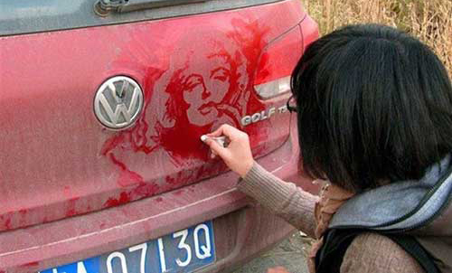 شاهکار نقاشی این خانم بر روی گرد و خاک ماشین شاهکار نقاشی این خانم بر روی گرد و خاک ماشین