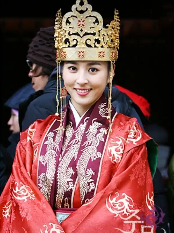 قاب روز | چهره خندان سوسانو در پشتصحنه عروسی با جومونگ قاب روز | چهره خندان سوسانو در پشتصحنه عروسی با جومونگ