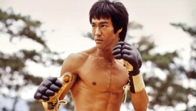 نگاه روز |بروس لی در سال ۱۹۷۲ با تیپ خیابانی و نگاه نافذ