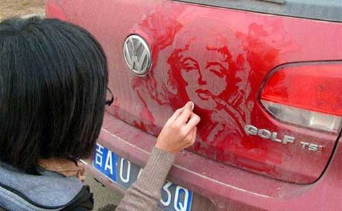 شاهکار نقاشی این خانم بر روی گرد و خاک ماشین شاهکار نقاشی این خانم بر روی گرد و خاک ماشین