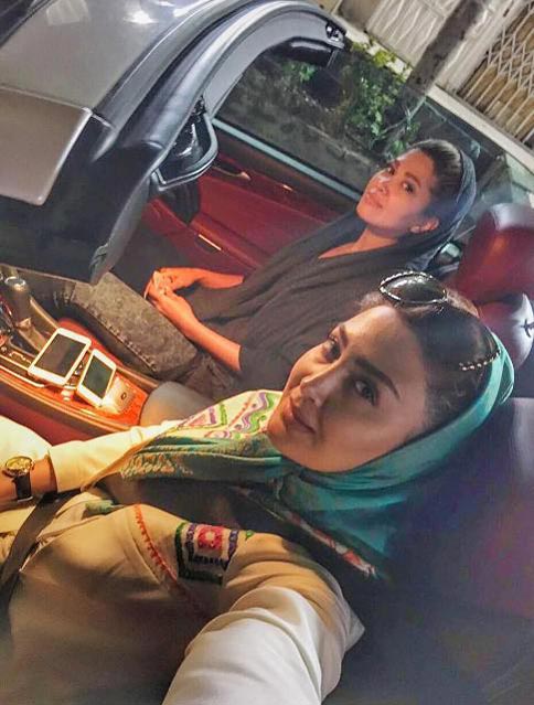 خانم بازیگر 30 ساله در کنار ماشین گرانقیمتش خانم بازیگر 30 ساله در کنار ماشین گرانقیمتش