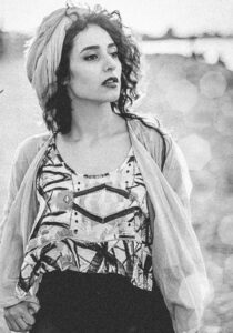 تاریخ وبگردی | نگاهی به تیپ و استایل شیک و جذاب مهدخت مولایی بازیگر نقش “نجوا شهباز” تاریخ وبگردی | نگاهی به تیپ و استایل شیک و جذاب مهدخت مولایی بازیگر نقش “نجوا شهباز”