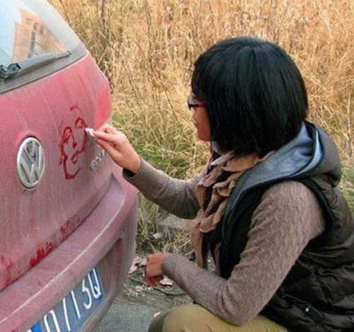 شاهکار نقاشی این خانم بر روی گرد و خاک ماشین شاهکار نقاشی این خانم بر روی گرد و خاک ماشین