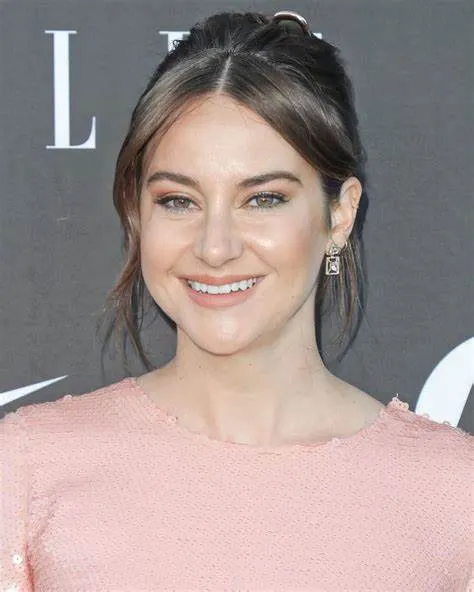 قاب روز | زندگی خصوصی، عکسهای شخصی شیلین وودلی و بیوگرافی قاب روز | زندگی خصوصی، عکسهای شخصی شیلین وودلی و بیوگرافی