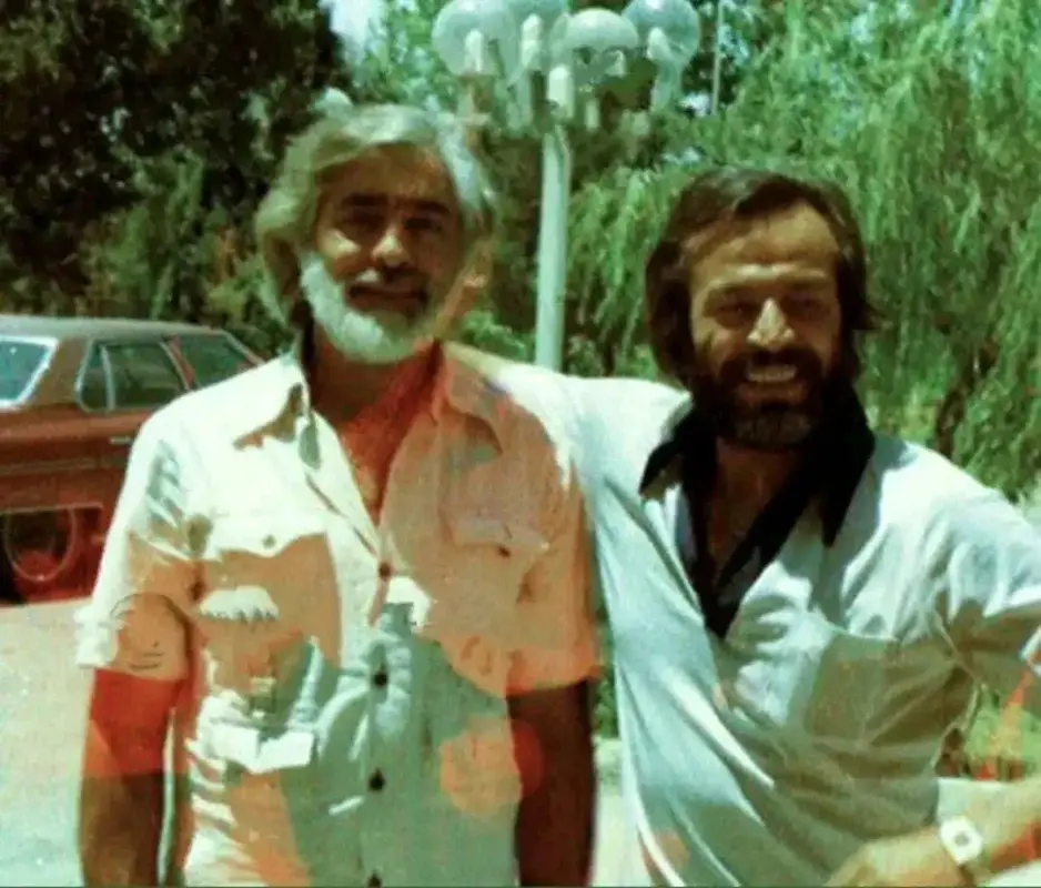 🔥تاریخ وبگردی | «فردین و ایرج قادری» در خیابان‌های تهران سال 1361 