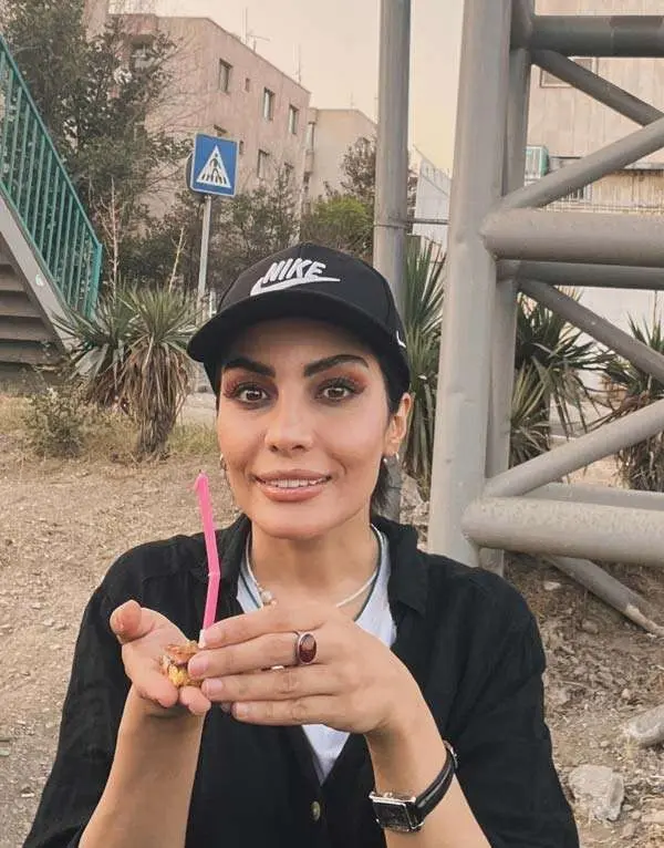 عکس آنلاین | صحرا اسداللهی در ۳۳ سالگی اش میان یک خیابان سال ۱۴۰۴