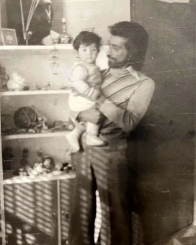 🔥تاریخ وبگردی | عکس برزو ارجمند «وحید شیری» زیر آسمان شهر در کودکی و در آغوش پدرش 🔥تاریخ وبگردی | عکس برزو ارجمند «وحید شیری» زیر آسمان شهر در کودکی و در آغوش پدرش