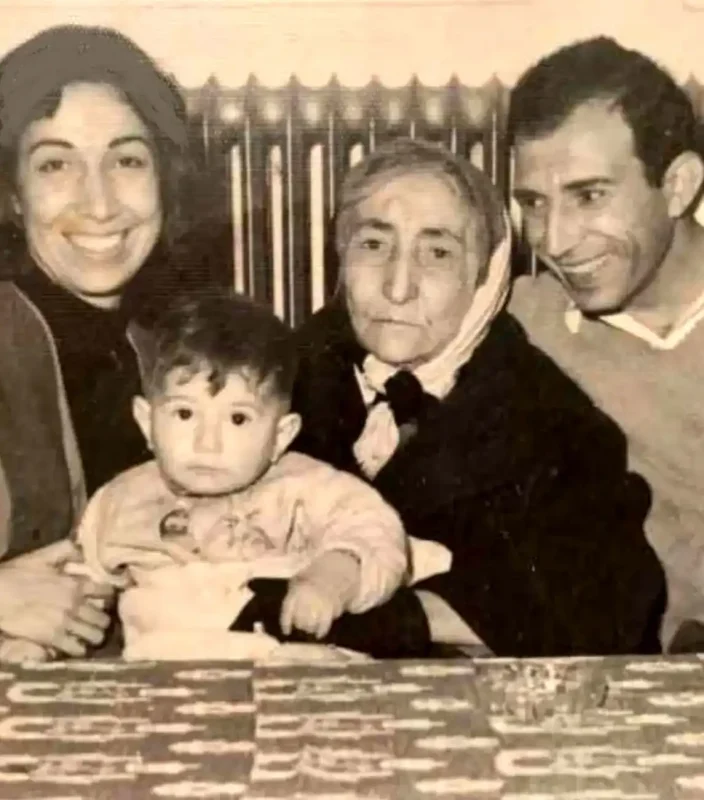 قاب روز | آتیلا پسیانی در کودکی و در کنار پدر، مادر و مادربزرگ اش دهه 30 قاب روز | آتیلا پسیانی در کودکی و در کنار پدر، مادر و مادربزرگ اش دهه 30